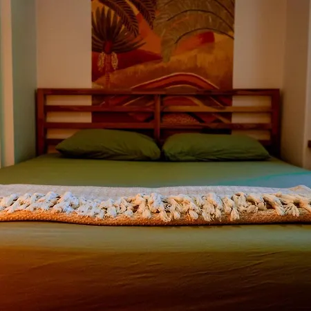 Air Conditioned - Great Location, 2min To Bazaar And *