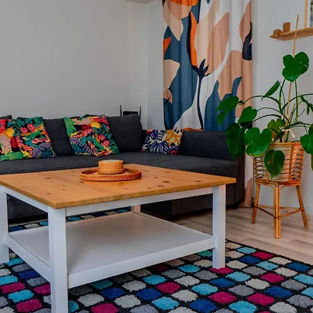 Air Conditioned - Great Location, 2min To Bazaar And *