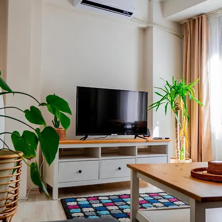 Air Conditioned - Great Location, 2min To Bazaar And